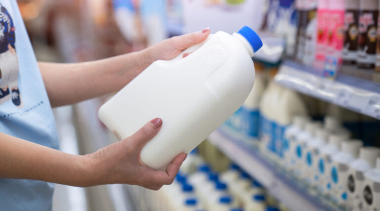 Les changements pour la FDA pourraient-ils remettre en question le statut casher du lait? Beaucoup demandent. L'attaquant est libre de lire, mais il n'est pas libre de produire