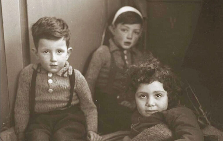 Les enfants participant à un seder tout en se cachant des nazis un message de notre éditeur et PDG Rachel Fishman Feddersen