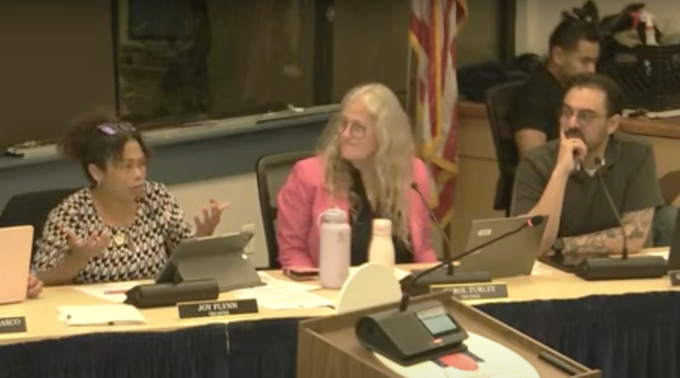 Les membres du conseil scolaire de California accusés d'antisémitisme lors de la rencontre controversée L'attaquant est libre de lire, mais il n'est pas gratuit