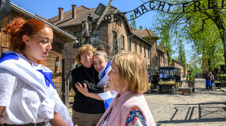 Les survivants de l'Holocauste et le 7 octobre adoptent à Auschwitz, marquant la marche annuelle des vivants The Living the Forward est libre de lire, mais ce n'est pas gratuit