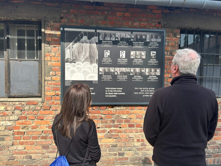 Lors de son premier voyage à Auschwitz, le gouverneur du New Jersey exhorte la vigilance contre l'augmentation de l'antisémitisme, l'attaquant est libre de lire, mais il n'est pas libre de produire