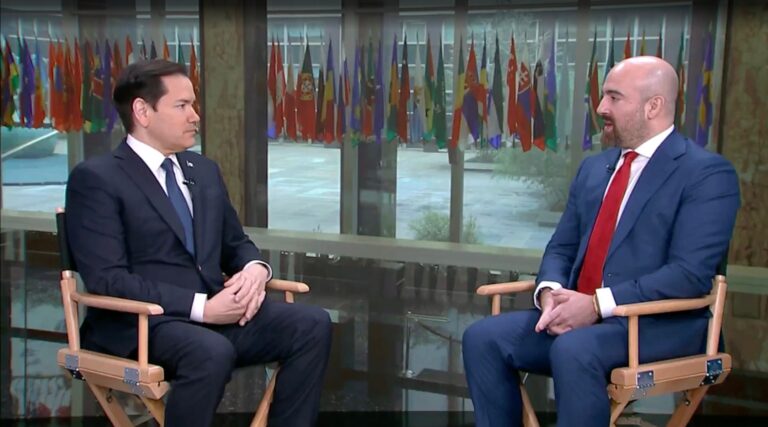 Marco Rubio s'assoit avec Michael Benz, ancien responsable juif de Trump avec un personnage en ligne antisémite que l'attaquant est libre de lire, mais il n'est pas gratuit