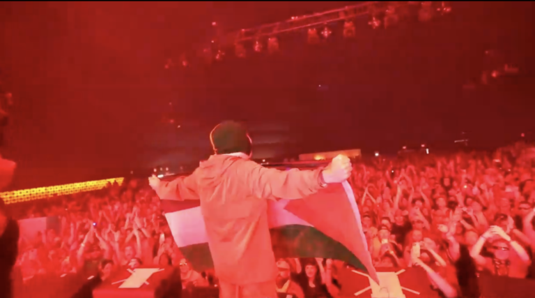 Message `` F - K Israel '' affiché au Coachella Music Festival et diffusé à des millions