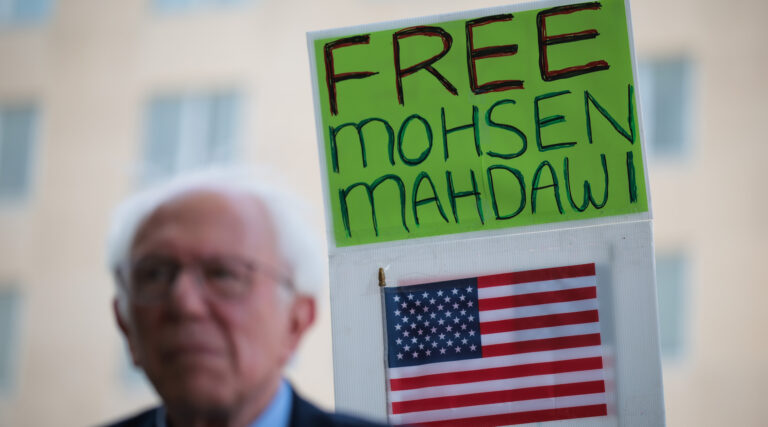 Mohsen Mahdawi, qui a dirigé les manifestations pro-palestiniennes de Columbia, libérées de la détention L'attaquant est libre de lire, mais il n'est pas libre de produire