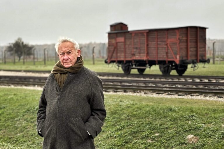 Notre historien prééminent des Juifs est enfin prêt à affronter Auschwitz, l'attaquant est libre de lire, mais il n'est pas libre de produire