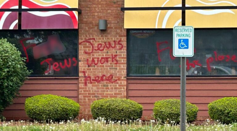 Ohio Applebee est défacé avec des graffitis antisémites lisant «Les juifs travaillent ici» l'attaquant est libre de lire, mais il n'est pas gratuit de produire