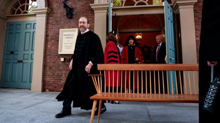 Qui est Alan Garber, le président juif de Harvard qui a résisté à Trump sur l'antisémitisme? L'attaquant est libre de lire, mais il n'est pas libre de produire