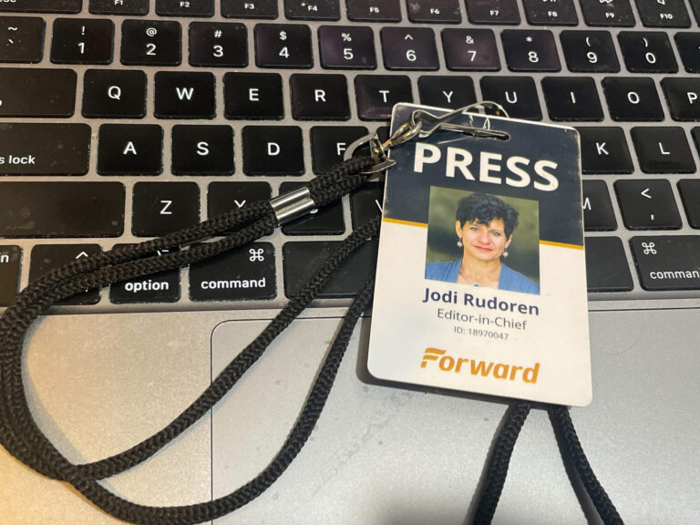 Regard de l'avant, c'est ma dernière colonne en tant que rédacteur en chef de Forward, le Forward est libre de lire, mais il n'est pas gratuit de produire