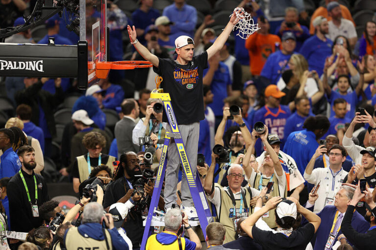 Todd Golden de Floride devient le premier entraîneur juif pour gagner March Madness depuis 1988, l'attaquant est libre de lire, mais il n'est pas gratuit
