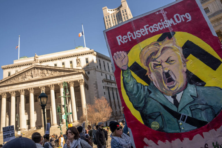 Trump séduit les universités - tout comme les universitaires ciblés par Hitler qui ne s'inclinent pas devant sa volonté, l'attaquant est libre de lire, mais il n'est pas libre de produire