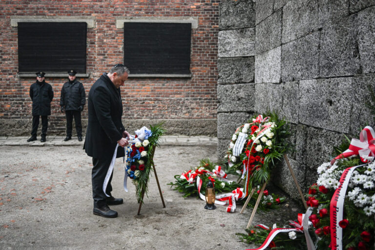Trump tire Doug Emhoff du Holocaust Memorial Council The Forward est libre de lire, mais il n'est pas libre de produire
