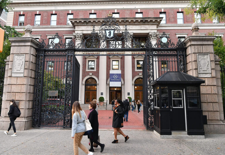 Une enquête fédérale aurait demandé aux employés de Barnard s'ils sont juifs, l'attaquant est libre de lire, mais il n'est pas gratuit