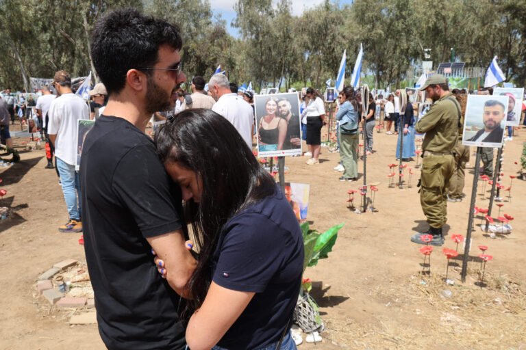 מחשבֿות פֿון אַן אַהיי qu'un frais (אַ מלחמה־טאָגגבוך) Réflexions d'un soldat après être rentré chez eux (un journal de guerre) un message de notre éditeur et PDG Rachel Fishman Feddersen