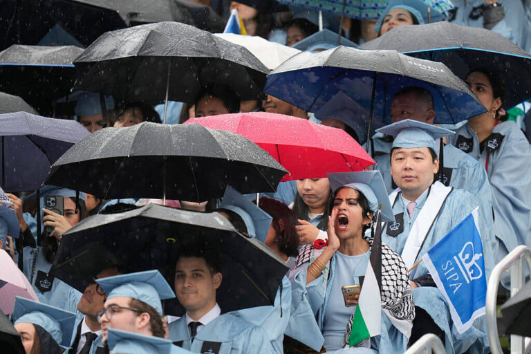 Au début de Columbia, la liberté d'expression et un titulaire de diplômé absent