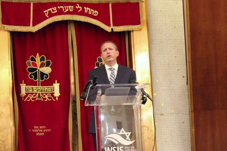 Brad Lander Woos Voters juifs dans la course de maire de New York avec Talmud et Hebrew The Forward est libre de lire, mais ce n'est pas libre de produire