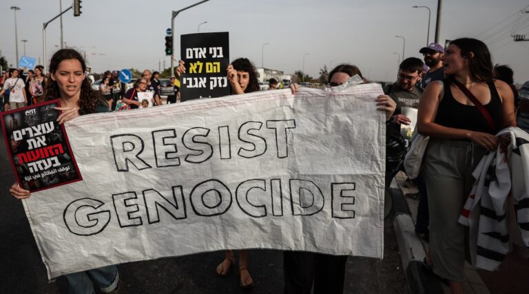 Certains des partisans fermiers d'Israël utilisent maintenant des mots tels que «génocide» pour décrire la guerre