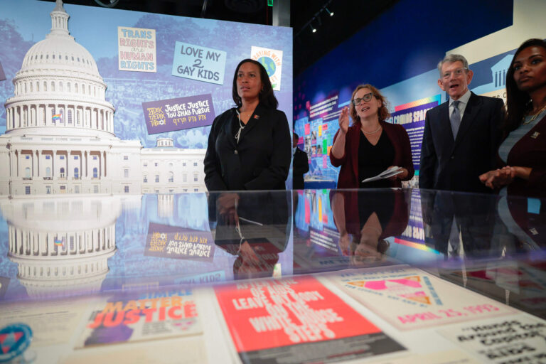 `` Continuez à se présenter '': Capital Jewish Museum rouvre la semaine après une fusillade mortelle