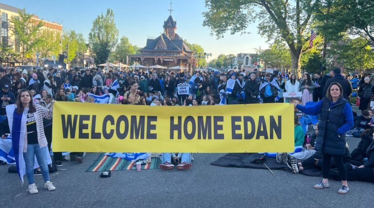 Dans Tenafly, NJ, une foule attend la libération du fils local Edan Alexander de Hamas Captivity, l'attaquant est libre de lire, mais il n'est pas libre de produire
