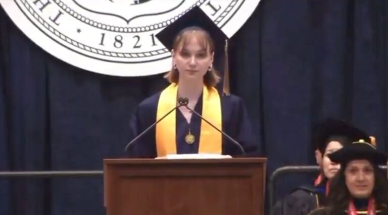 George Washington U Interdire l'étudiant conférencier du Campus après le discours appelant à céder d'Israël
