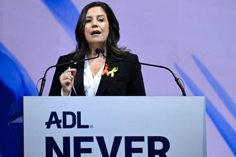 Honneur de début de la faculté de l'Université de Yeshiva pour la star républicaine Elise Stefanik