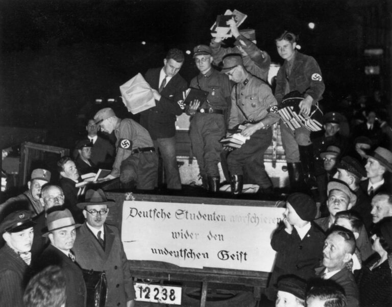 Il y a un siècle, Hitler a déclaré la guerre à la `` presse mensonge '' et a ciblé un petit journal fougueux - semble familier?