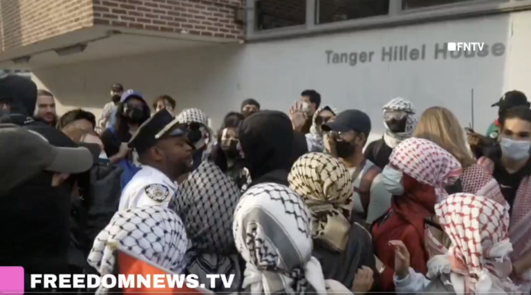 La police se heurte à des manifestants pro-palestiniens à Brooklyn alors que les retombées de la Columbia Library se poursuivent l'attaquant est libre de lire, mais il n'est pas libre de produire