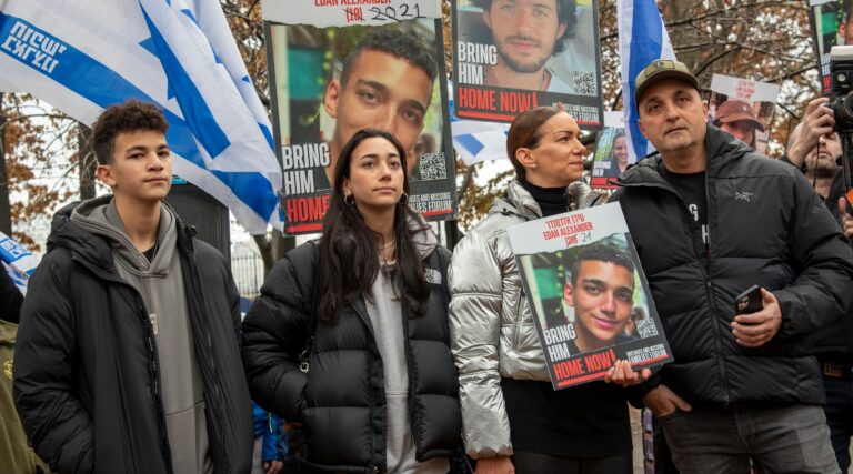 Le Hamas libère Edan Alexander, dernier en otage américain vivant, à la Croix-Rouge, l'attaquant est libre de lire, mais il n'est pas libre de produire