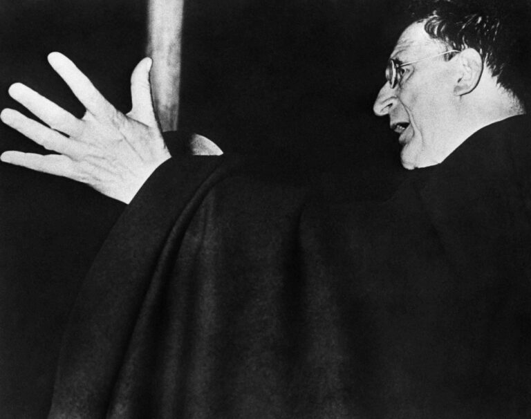 Le Premier ministre irlandais a donné des condoléances à la mort d'Hitler - voici pourquoi c'est un problème contemporain que l'attaquant est libre de lire, mais ce n'est pas libre de produire