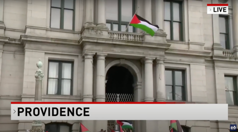 Le maire juif revient d'un voyage en Israël alors que le conseil municipal décide de piloter le drapeau palestinien à l'hôtel de ville