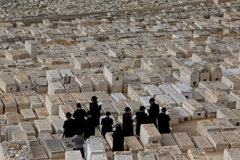 Les Juifs de la diaspora devraient-ils être enterrés en Israël? Un rabbin répond que l'attaquant est libre de lire, mais il n'est pas libre de produire