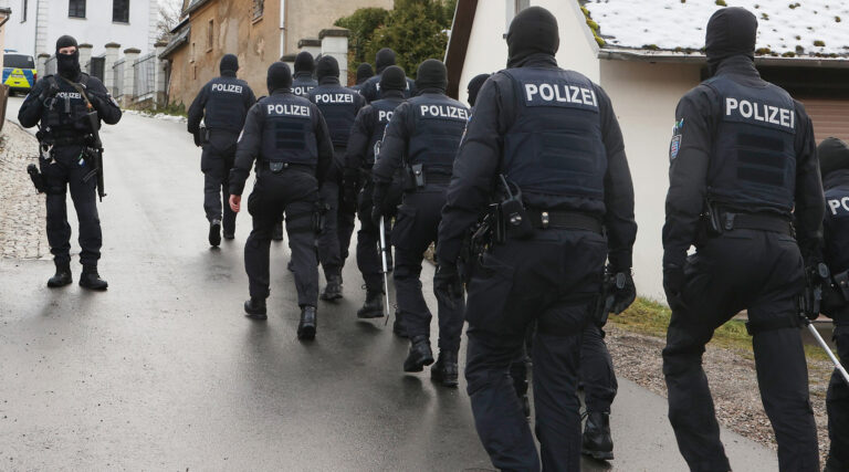 Les autorités arrêtent le «roi» autoproclamé de l'Allemagne et interdisent son groupe antisémite