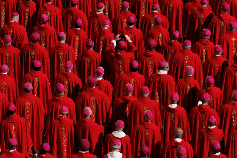 Les cardinaux ne sont pas catholiques et non juifs - alors pourquoi portent-ils tous des yarmulkes? L'attaquant est libre de lire, mais il n'est pas libre de produire
