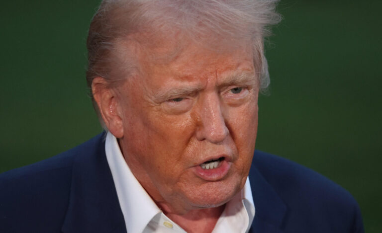 Les coupes de Trump sont une guerre contre la littérature juive, la pensée et l'histoire elle-même l'attaquant est libre de lire, mais il n'est pas libre de produire