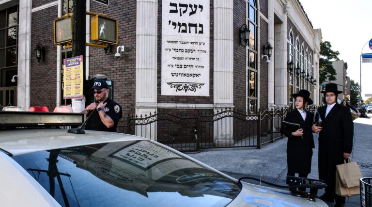 Les subventions de sécurité fédérales aux synagogues reprennent après que Trump Freeze, l'attaquant, est libre de deux mois, mais il n'est pas libre de produire