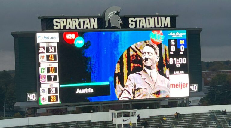 Michigan State paie 35 000 $ pour régler le procès pour l'utilisation de la photo d'Hitler sur Jumbotron