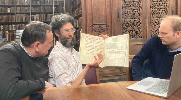 Pour la première fois depuis que Henry VIII a créé le rôle, un Juif dirigera des études hébraïques à Cambridge, l'attaquant est libre de lire, mais il n'est pas libre de produire