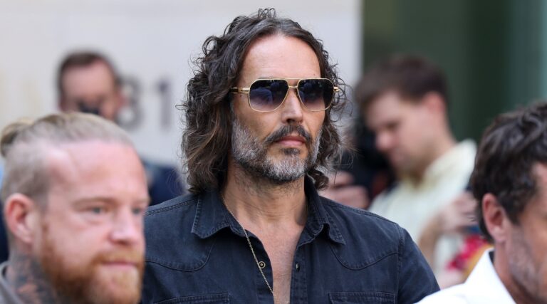 Russell Brand défend le clip `` Heil Hitler '' de Ye, l'attaquant est gratuit, mais il n'est pas gratuit de produire