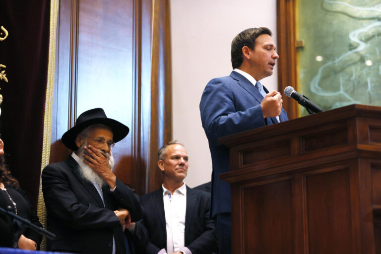 Sholom Lipskar, un rabbin Chabad influent qui a remodelé la communauté de la Floride, meurt à 78 L'attaquant est libre de lire, mais il n'est pas libre de produire