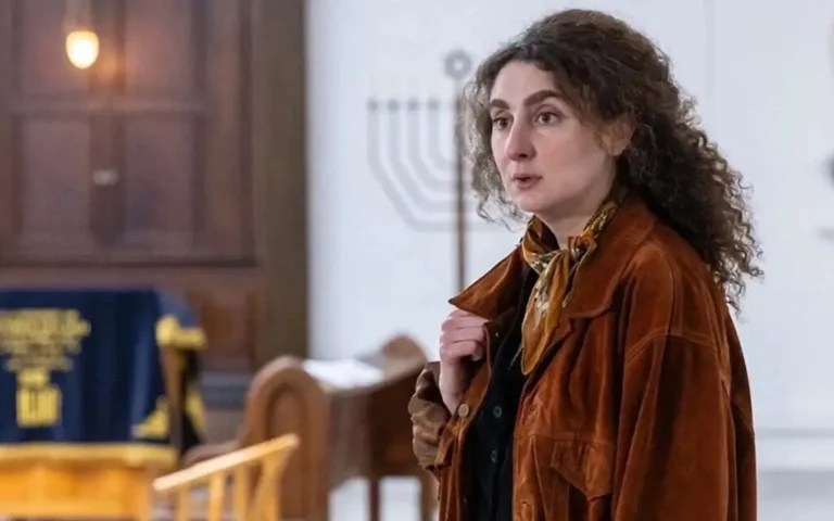 Sur un nouveau spectacle intelligent, une femme rabbin rend le judaïsme moderne que l'attaquant est libre de lire, mais il n'est pas libre de produire