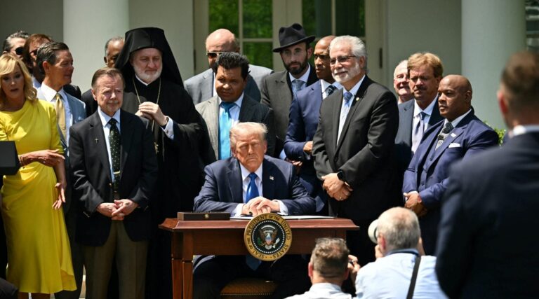 Trump nomme 4 rabbins orthodoxes parmi les conseillers de sa nouvelle Commission de la liberté religieuse