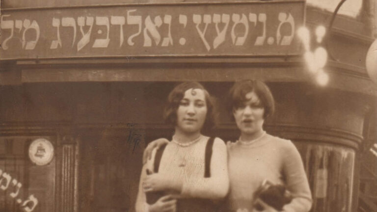 Une photo de mon bubbe lorsque les magasins juifs avaient encore des signes yiddish un message de notre éditeur et PDG Rachel Fishman Feddersen