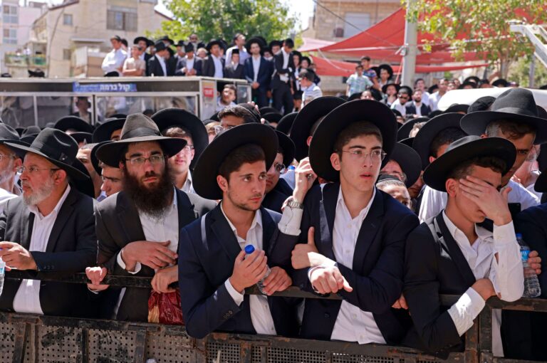 עמיל קאַלינס ראָמאַן אַנטפּלעקט שפּאַלטן אין דער ישׂראלדיקער קאָלעקט:ES