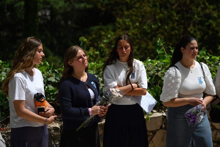 צוו cet טרער און מוט - צוו cet געדענקען און אומאָפּהענגיקיי qu'un entre les larmes et le courage - entre la mémoire et la résilience d'un message de notre éditeur et PDG Rachel Fishman Feddersen