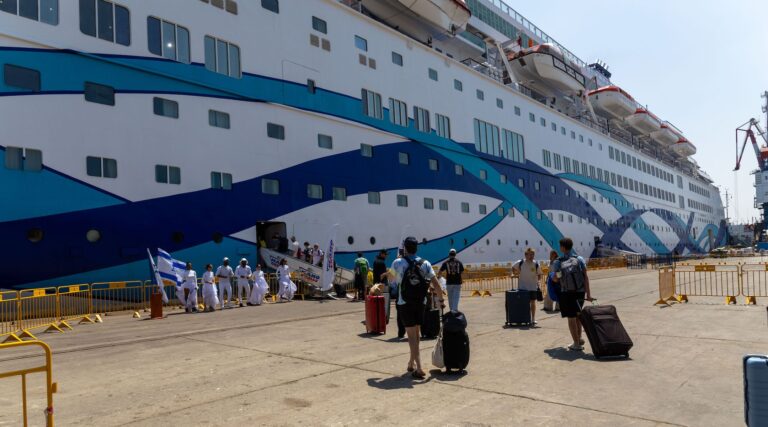 1 500 participants au droit d'aînesse ont été bloqués en Israël. Maintenant, ils sont en croisière pour le cyprès comme le conflit iran-israélien
