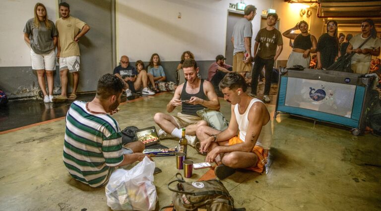 SHELTER DES GIMME: Comme les sirènes gémissaient, les Israéliens ont profité de la vie sous terre