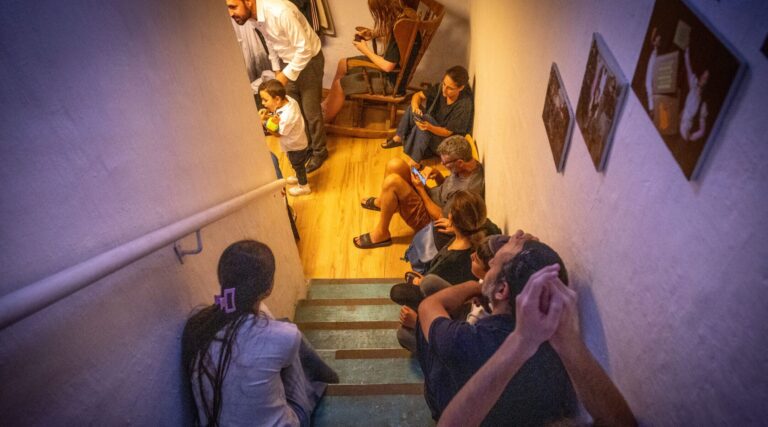 24 heures de guerre laissent Israël sous le choc, avec des abris de bombes pleins et des vols annulés
