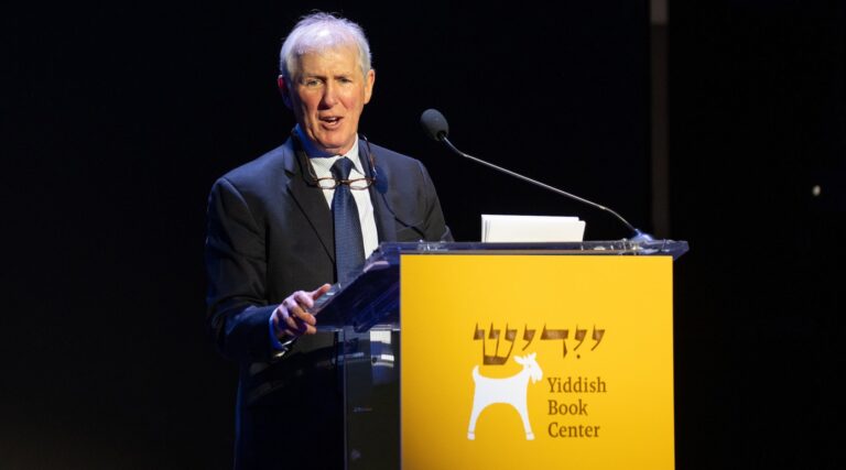 Aaron Lansky a construit une maison pour 1,5 million de livres yiddish. Maintenant, il remet les clés.