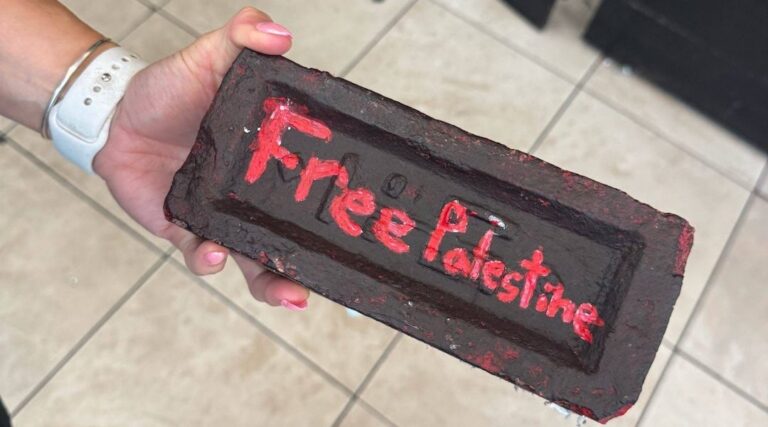 Brick Lire «Free Palestine» jetée par la fenêtre de l'épicerie casher de la région de Boston