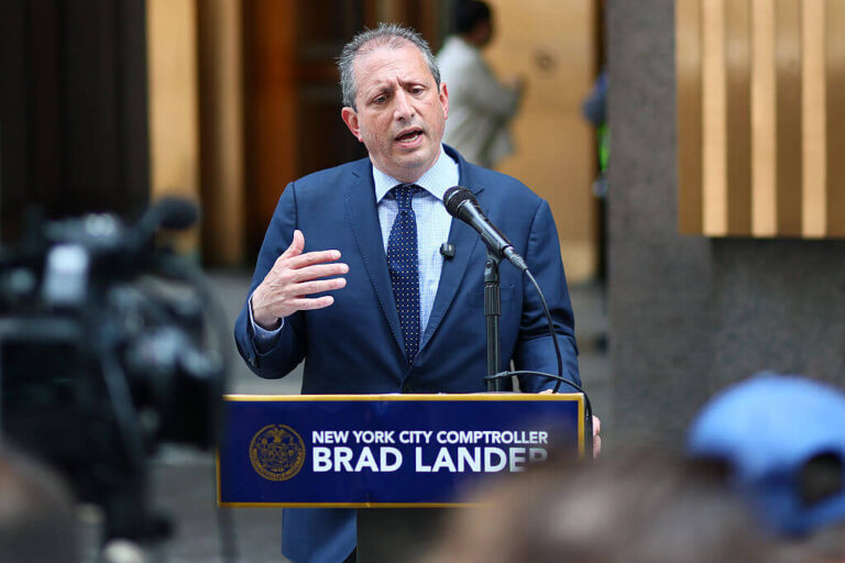ICE arrête Brad Lander, contrôleur juif de New York qui se présente pour le maire