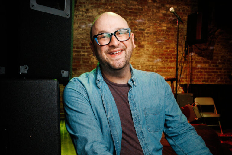 Le comédien Josh Gondelman est hilarant, mais pas dégoûtant